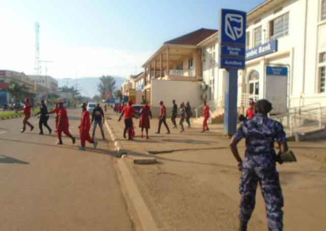 live bullets rock Mbale as police battles Bobi Wine supporters