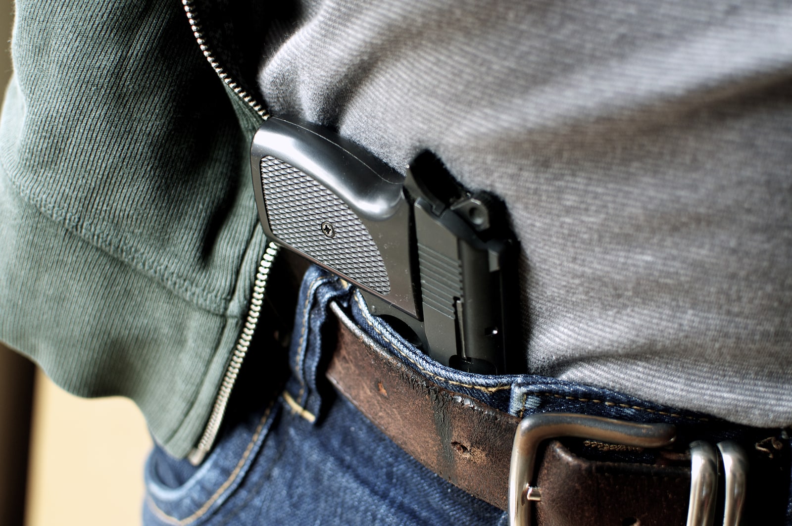 Suspect enters court with gun threatens to shoot witness